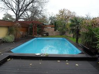 bazén hranatý obložený exotickým dřevem