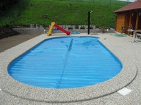 bazén ovál s vymývaným bazénovým lemem, schody v oblouku